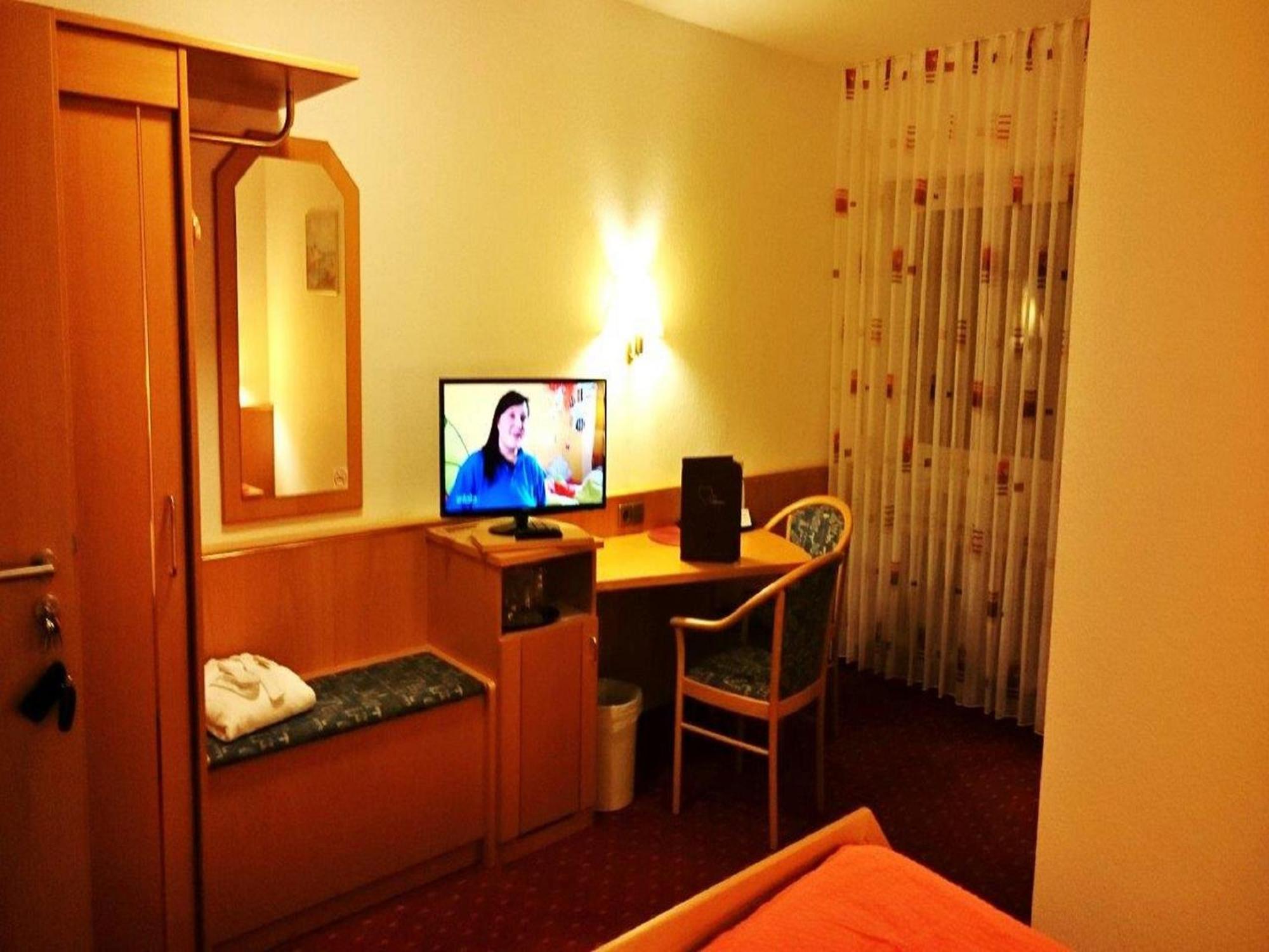 Hotel Goldbaechel Wachenheim an der Weinstraße Екстериор снимка
