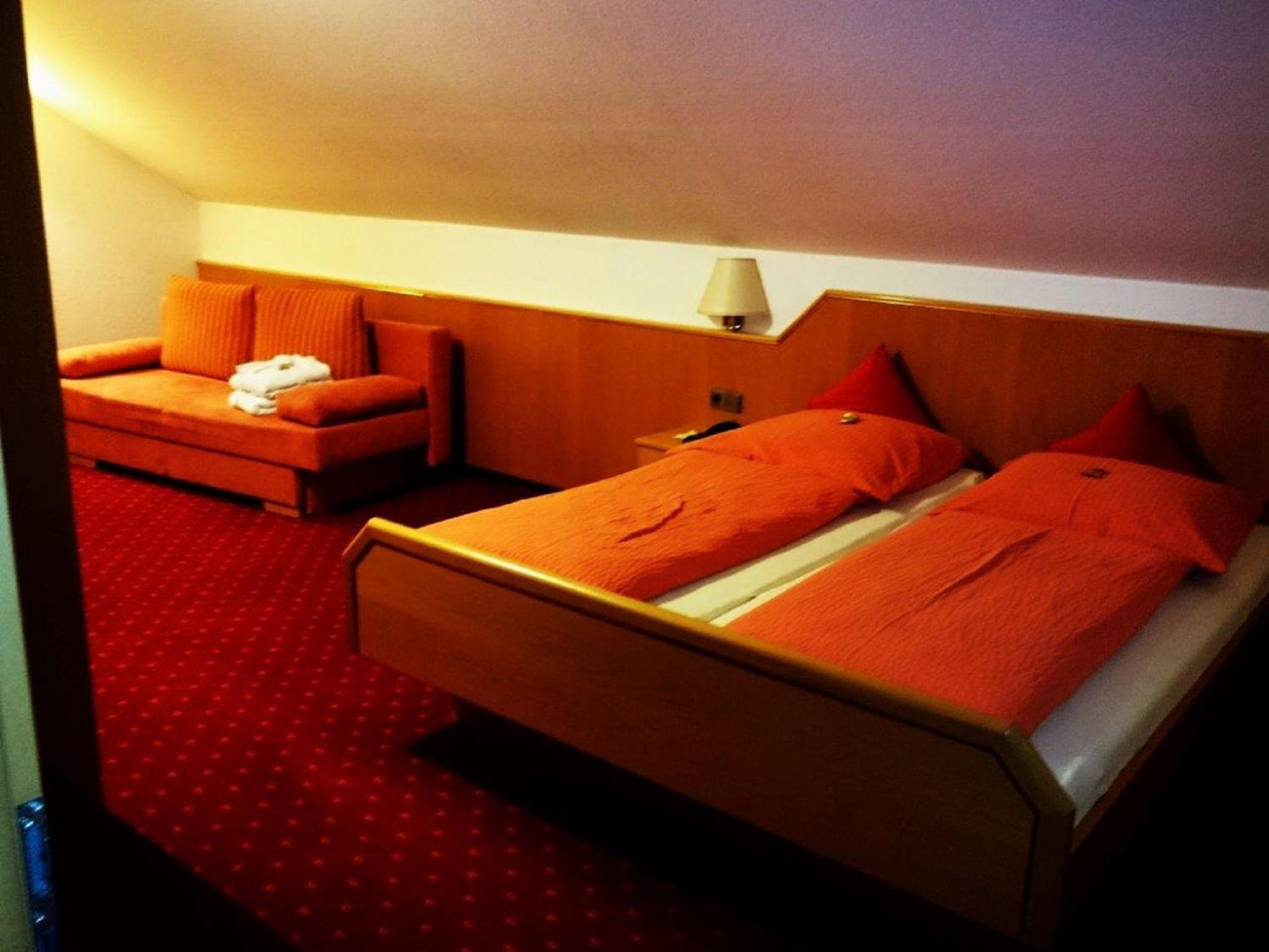 Hotel Goldbaechel Wachenheim an der Weinstraße Екстериор снимка