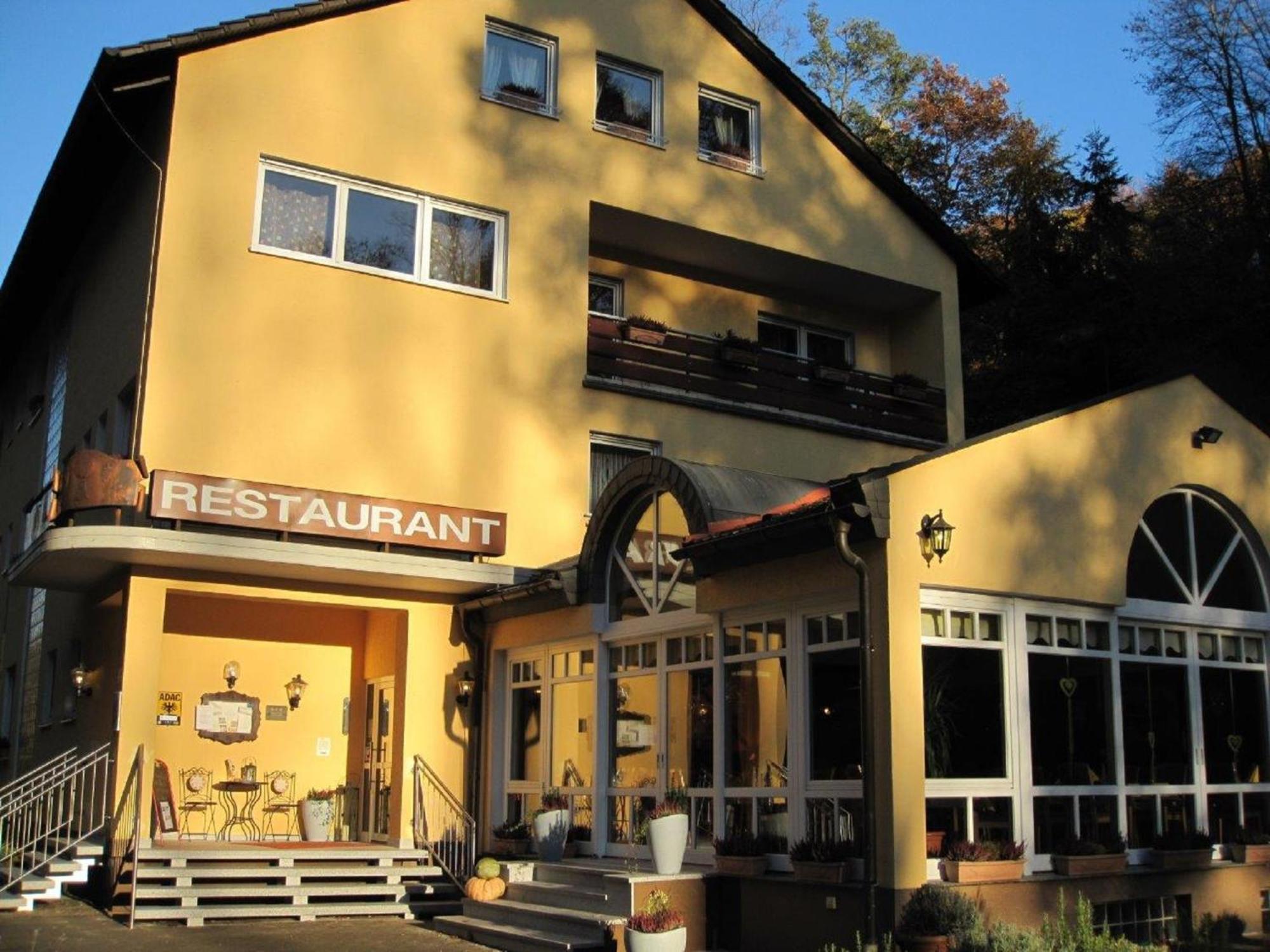 Hotel Goldbaechel Wachenheim an der Weinstraße Екстериор снимка